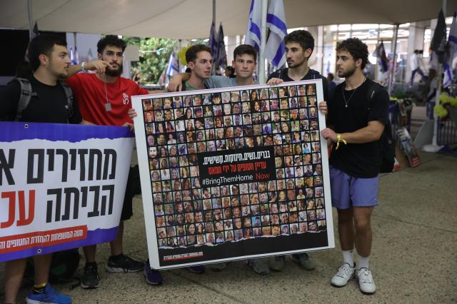 이스라엘 텔아비브에서 시위대가 하마스에 납치된 사람들의 사진을 들고 서 있다사진EPA연합뉴스