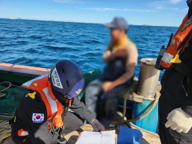 해양경찰이 해상검문검색을 하고 있다 사진여수해양경찰서