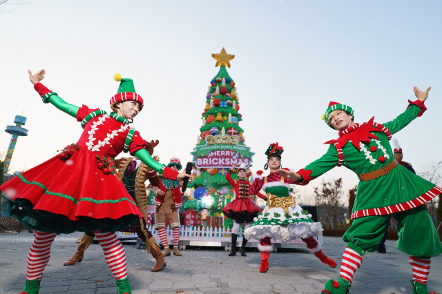 레고랜드 브릭스트릿 광장에 레고 듀플로 만들어진 크리스마스 트리 모습 사진레고랜드