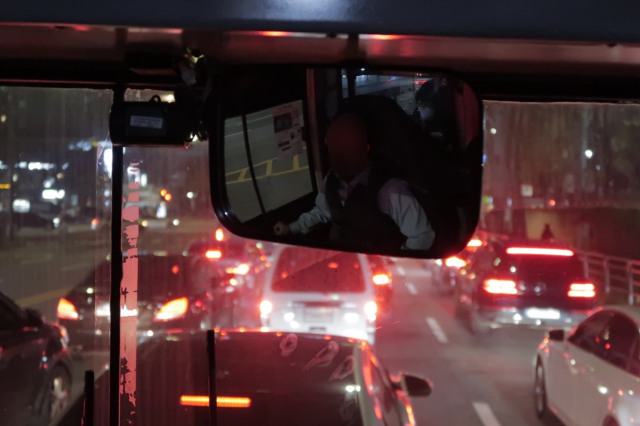 버스기사인 A씨가 지난 15일 저녁 광나루역에서 시내버스를 운영하고 있다 사진김지윤 수습기자