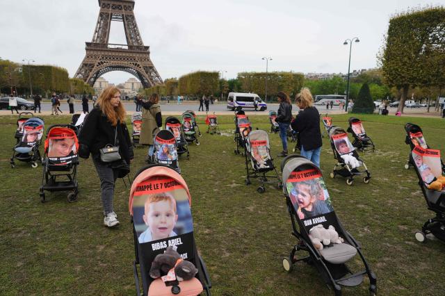 지난 10월 26일 프랑스 파리 샹드마르스 공원에서 인질 석방을 요구하는 시위 모습 하마스가 억류하고 있는 비바스 아리엘왼쪽과 아비가일 모르 이단오른쪽의 사진이 유모차에 있다 아이들의 나이는 각각 4세 3세다 사진AFP 연합뉴스

