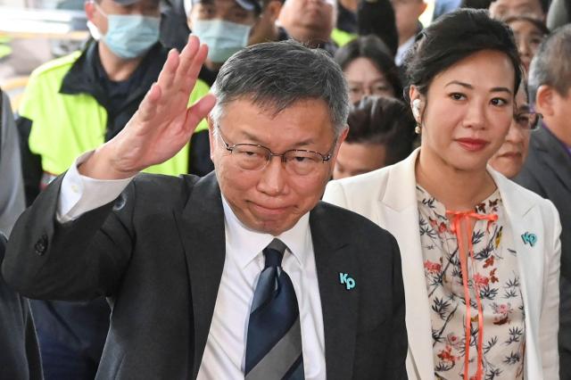 커원저 대만 민중당 후보오른쪽이 24일 부통령 러닝메이트와 함께 정식 후보등록을 하고 있다