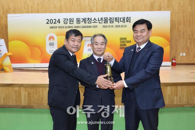 관계자들이 2024년 강원 동계청소년올림픽 성공 개최를 기원하는 성화 투어 행사를 개최하고 있다사진동해시