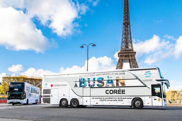  LG가 운영하는 부산 엑스포 홍보 버스가 프랑스 현지시간 28일 2030년 엑스포 개최지 선정을 위한 투표를 앞두고 파리의 주요 명소들을 순회하고 있다 사진LG전자
