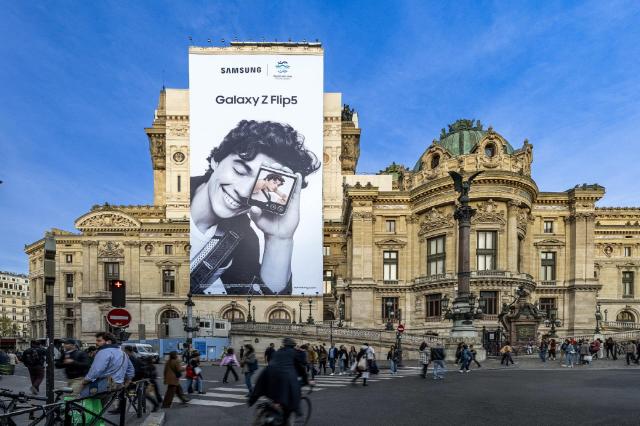 삼성전자가 파리의 명소 오페라 가르니에의 대형 옥외광고에 갤럭시 Z 플립5 이미지와 함께 부산엑스포 로고를 함께 선보였다 사진삼성전자