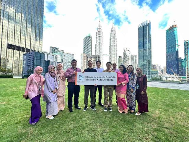 SK어스온 말레이시아 쿠알라룸푸르 지사 구성원들이 2030 부산엑스포 유치를 응원하고 있다 사진SK이노베이션 제공