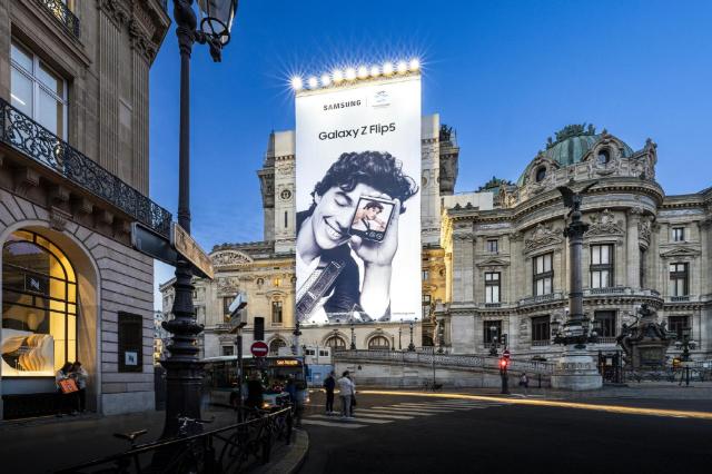 프랑스 국립 오페라 극장에 삼성전자 갤럭시 Z 플립5와 2030 세계박람회엑스포 부산 유치를 기원하는 광고가 게재된 모습사진삼성전자