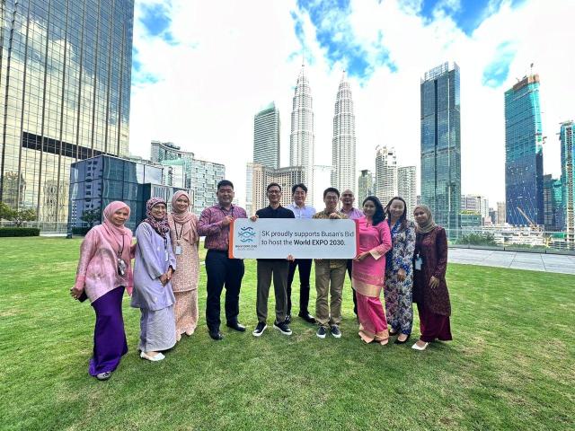 SK어스온 말레이시아 쿠알라룸푸르 지사 직원들이 2030 부산엑스포 유치를 응원하고 있다사진SK이노베이션