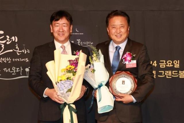 한국경제 빛낸 인물경영 대상에 선정된 김영환오른쪽 충북지사 사진충북도