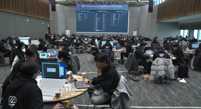 LG전자를 비롯한 그룹 계열사 직원들이 사내 해킹대회에 참가해 과제를 수행하는 모습사진LG전자