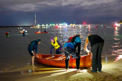 26일현지시간 새벽 시위대가 호주 최대 석탄 수출항인 뉴캐슬 항을 막기 위해 바다에 배를 띄우고 있다
라이징 타이드 X 캡처
