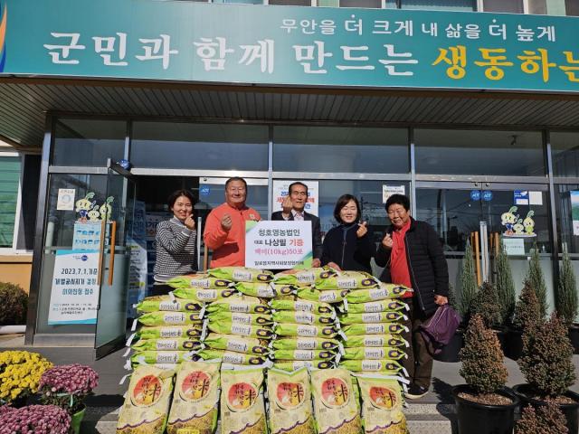무안군 일로읍 청호영농법인 나상필 대표가 김수영 일로읍장에게 어려운 이웃에 전달하라며 10kg 쌀 50포를 기탁했다사진무안군