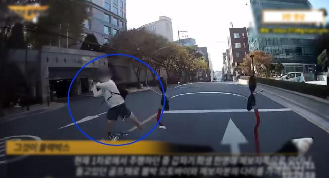서울 강남구 한 도로판에서 갑자기 배달 라이더에게 골프채를 휘두르는 남학생 사진유튜브 채널 그것이 블랙박스black-box 영상 갈무리
