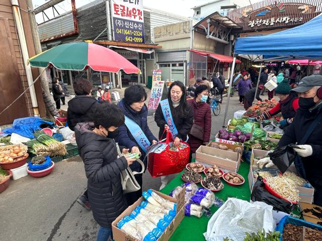 온누리상품권 환급행사와 함께하는 수산물 소비 촉진 캠페인 모습사진홍성군