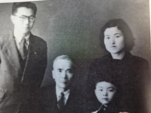 김복현 가족사진 왼쪽 둘째가 김복현 맨 왼쪽은 아들 김재호 셋째가 손자 맨 오른쪽이 며느리 신정완