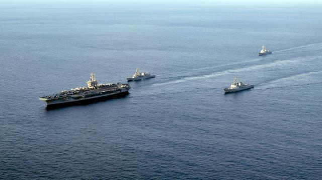 지난 26일 한·미 해군과 일본해상자위대가 제주 동남방 공해상에서 북한의 핵·미사일 위협이 고도화되는 상황에서 한미일간의 긴밀한 공조와 작전수행능력 강화를 위한 한·미·일 해상훈련을 실시하고 있다 앞줄 왼쪽부터 미 해군 항공모함 칼빈슨함 일본 해상자위대 구축함 키리사메함 한국 해군 이지스구축함 세종대왕함 미 해군 이지스구축함 키드함지 사진연합뉴스