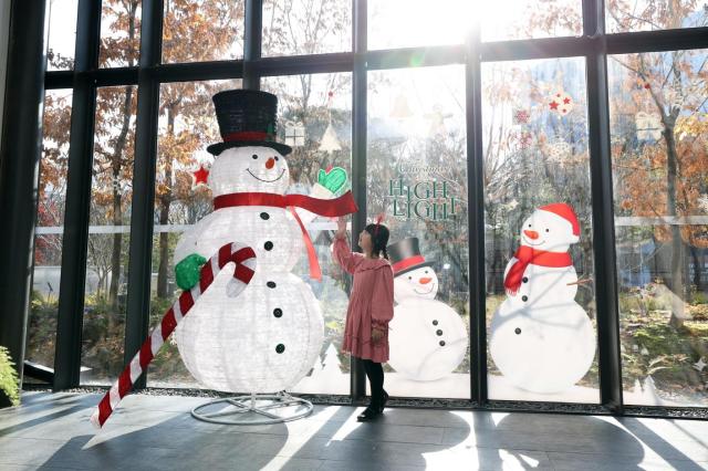 래미안갤러리 겨울 전시를 관람하고 있는 아이의 모습 사진삼성물산