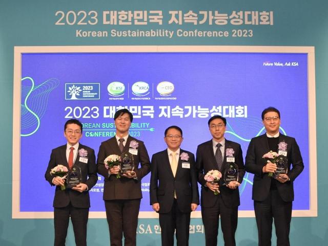 2023 대한민국 지속가능성대회에서 제약 부문 1위를 수상한 오세권 한미약품 ESG그룹장맨 왼쪽이 기념촬영을 하고 있다사진한미약품