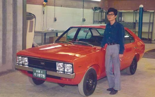 이충구 전 현대차 사장이 만 29세 대리 시절인 1975년 이탈리아 토리노 모터쇼에 첫 출품한 포니 앞에 선 모습 사진현대차