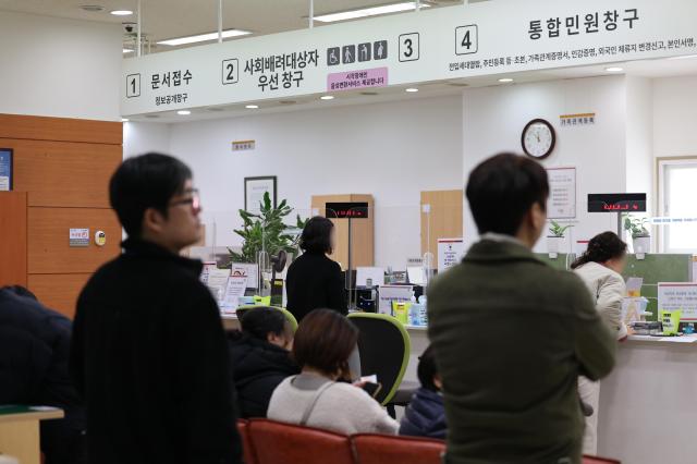 정부 행정전산망 새올 시스템이 모두 복구된 20일 서울 종로구청 종합민원실에서 민원인들이 업무를 보기 위해 순서를 기다리고 있다 사진연합뉴스