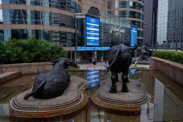 지난 8월 중국 홍콩 증권거래소 광장 밖 황소 조각상 모습 사진로이터·연합뉴스