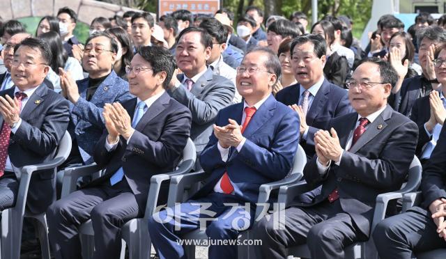 대구광역시 홍준표 시장은 ‘달빛철도특별법 제정안’의 연내 국회 통과를 촉구하는 건의서를 국회에 전달했다 사진대구시