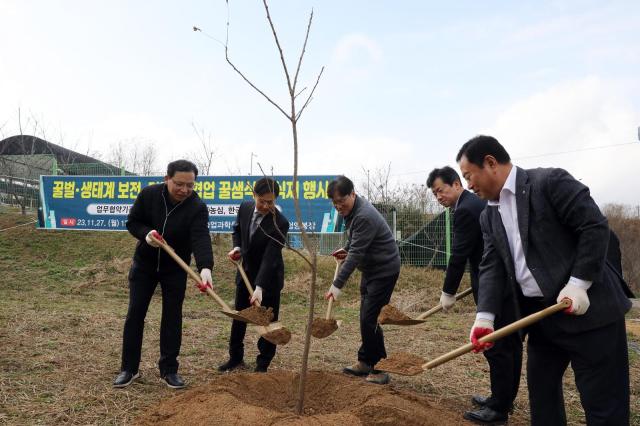 농심이 27일 밀원수 식재행사를 진행했다 왼쪽부터 김보규 농심 경영기획실장 이상재 농촌진흥청 농업생물부장 조재호 농촌진흥청장 이정석 부안군 부군수 김용래 한국양봉농협 조합장 사진농심