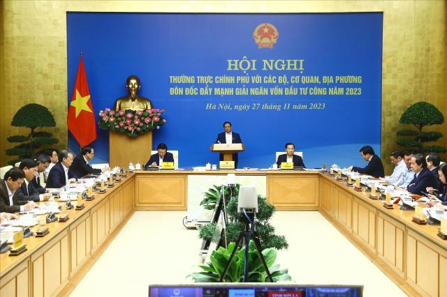 회의를 주재하는 팜 민 찐 총리 사진베트남통신사