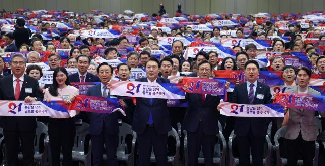 윤석열 대통령 민주평통 전체회의 참석
    고양연합뉴스 임헌정 기자  윤석열 대통령이 28일 경기 고양시 킨텍스에서 열린 제21기 민주평화통일자문회의 전체회의에서 참석자들과 함께 분단을 넘어 글로벌 중추국가 슬로건이 적힌 수건을 들고 기념 촬영을 하고 있다    20231128  대통령실통신사진기자단
    kaneynacokr2023-11-28 163153
저작권자 ⓒ 1980-2023 ㈜연합뉴스 무단 전재 재배포 금지저작권자 ⓒ 1980-2023 ㈜연합뉴스 무단 전재 재배포 금지