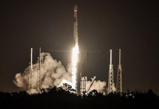 미국 스페이스X의 팰컨9 로켓이 지난달 30일현지시간 미국 플로리다주 케이프 커내버럴 우주군 발사기지에서 화염을 내뿜으며 하늘로 치솟고 있다 사진AP·연합뉴스