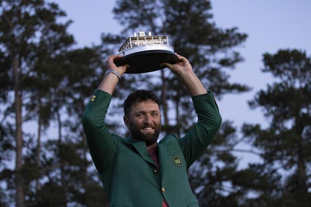 지난 4월 미국 조지아주 오거스타 내셔널 골프클럽에서 열린 마스터스 토너먼트에서 우승한 욘 람이 그린 재킷을 입고 우승컵을 들어 올리고 있다 사진마스터스