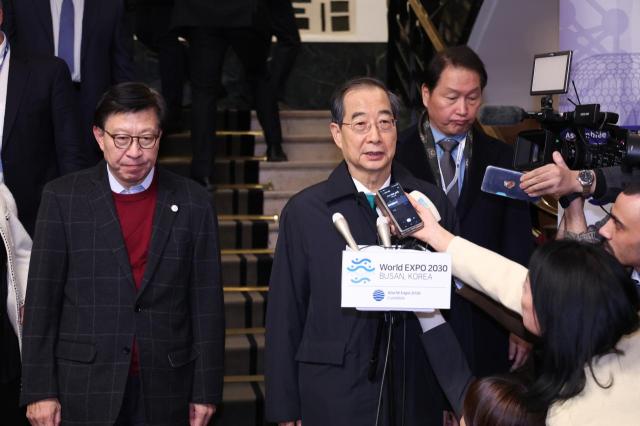 Thủ tướng Han Duck-soo đang trả lời báo chí sau khi kết quả bỏ phiếu tìm ra quốc gia có quyền đăng cai World Expo 2030 được công bố trong đó Busan chỉ giành được 29 phiếu thua xa so với Riyadh Ả Rập Xê Út ẢnhYonhap News