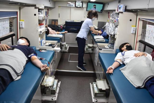 의정부 을지대병원 임직원들이 29일 대한적십자사 서울동부혈액원의 헌혈 버스에서 헌혈하고 있다사진의정부 을지대병원