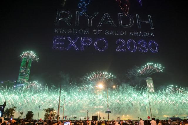 2030 엑스포 개최지로 선정된 사우디아라비아의 수도 리야드가 축제분위기에  휩싸였다 사진 AFP연합뉴스
