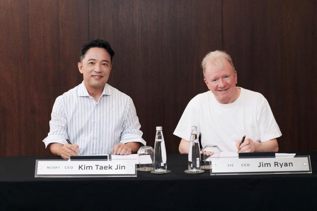 엔씨소프트가 SIE와 글로벌 사업 협력을 위한 전략적 파트너십을 체결했다 김택진 엔씨 대표왼쪽와 짐 라이언 소니인터랙티브엔터테인먼트 대표의 모습 사진엔씨소프트