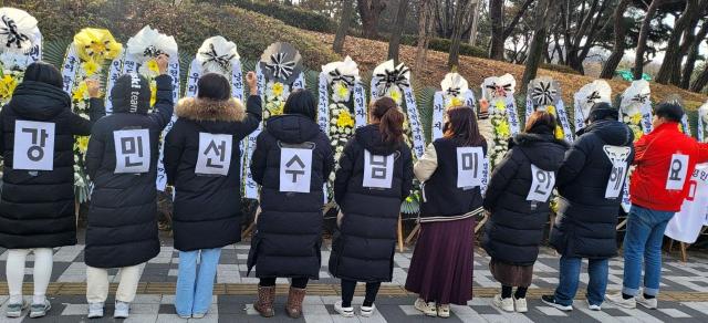 29일 인천 문학경기장 앞에서 SSG 랜더스 팬들이 김강민 선수 한화 이적에 대해 항의하고 있다