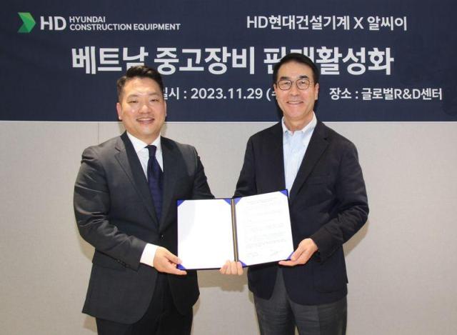 Giám đốc HD Hyundai Construction Equipment ông Choi Cheol-gon phải và Giám đốc đại diện RCE ông Han Ho-jin chụp ảnh kỷ niệm sau khi ký kết thỏa thuận kinh doanh ẢnhHD Hyundai Construction Equipment 