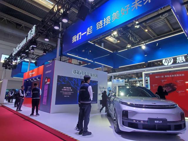 미국 반도체기업 퀄컴 부스에 중국 전기차기업 리오토의 L9 모델이 전시됐다 이 차량에는 퀄컴의  사진배인선 기자