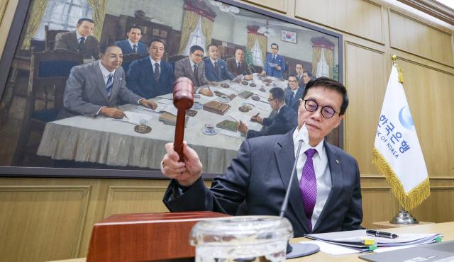 Thống đốc Ngân hàng Trung ương Hàn Quốc Rhee Chang-yong gõ búa quyết định đóng băng lãi suất 35 tại cuộc họp của Ủy ban Chính sách Tiền tệ được tổ chức tại Ngân hàng Trung ương Hàn Quốc ở Jung-gu Seoul vào ngày 30112023 ẢnhYonhap News