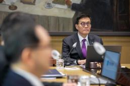 한은, 내년 성장률 2.2%→2.1% 하향…기준금리 7연속 동결 