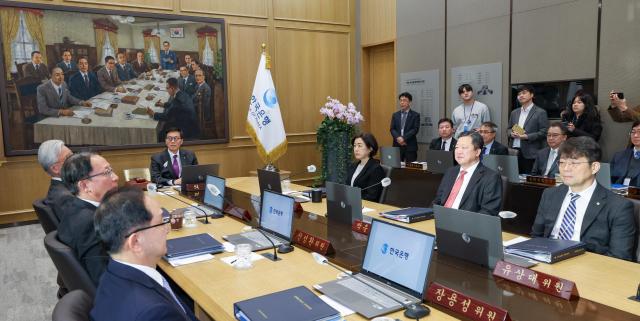 이창용 한국은행 총재가 30일 서울 중구 한국은행에서 열린 금융통화위원회 통화정책방향 결정회의를 주재하고 있다 20231130 사진사진공동취재단