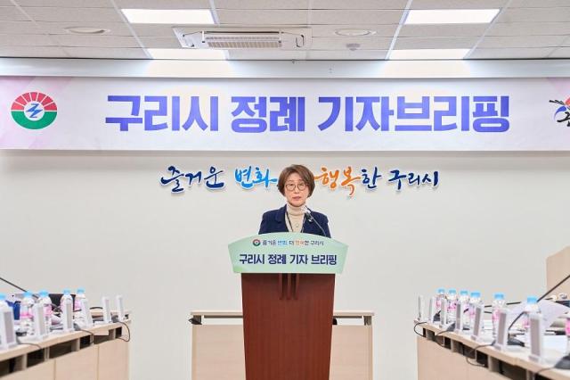 김은주 구리시 보건소장이 30일 시청 본관 3층 종합상황실에서 공공보건의료 강화를 주제로 정례 기자브리핑을 하고 있다사진구리시