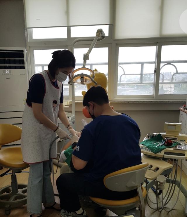 김포시보건소 구강진료실에서 한 어린이가 치과 진료를 받고 있다 사진김포시