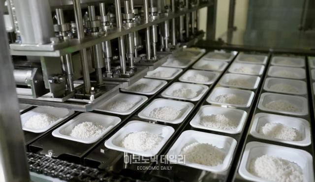 하림산업 더미식 브랜드 즉석밥이 제조되고 있는 모습 사진김아령