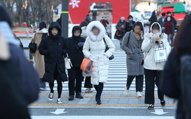 체감 온도 뚝 추위에 중무장한 시민들
    서울연합뉴스 류영석 기자  전국 대부분 지역의 아침 최저 기온이 영하권으로 떨어진 30일 오전 서울 광화문광장에서 시민들이 두꺼운 옷차림을 한 채 걸어가고 있다 20231130
    ondolynacokr2023-11-30 094327
저작권자 ⓒ 1980-2023 ㈜연합뉴스 무단 전재 재배포 금지저작권자 ⓒ 1980-2023 ㈜연합뉴스 무단 전재 재배포 금지