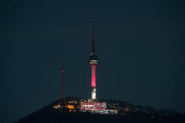 Tháp Namsan khi được chiếu sáng bằng ánh đèn màu hồng san hô ẢnhThành phố Seoul