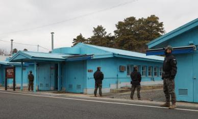판문점 견학 다시 중단…북한군 권총 무장으로 안전 우려