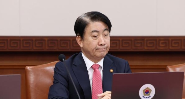  이동관 방통위원장, 野 탄핵안 표결 전 자진사퇴