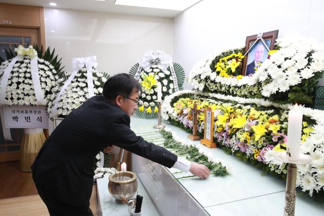 전형식 충남도 정무부지사 이일남 애국지사 빈소 조문 모습사진충남도