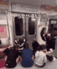 [영상] 지하철 5호선서 안방처럼 드러누운 여중생들...화장하고 셀카까지
